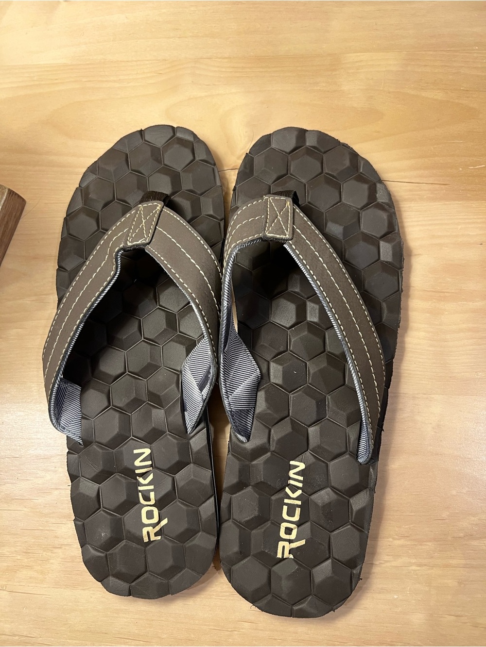 Rockin Men's Brown Hex-Pattern Flip Flop Sandals